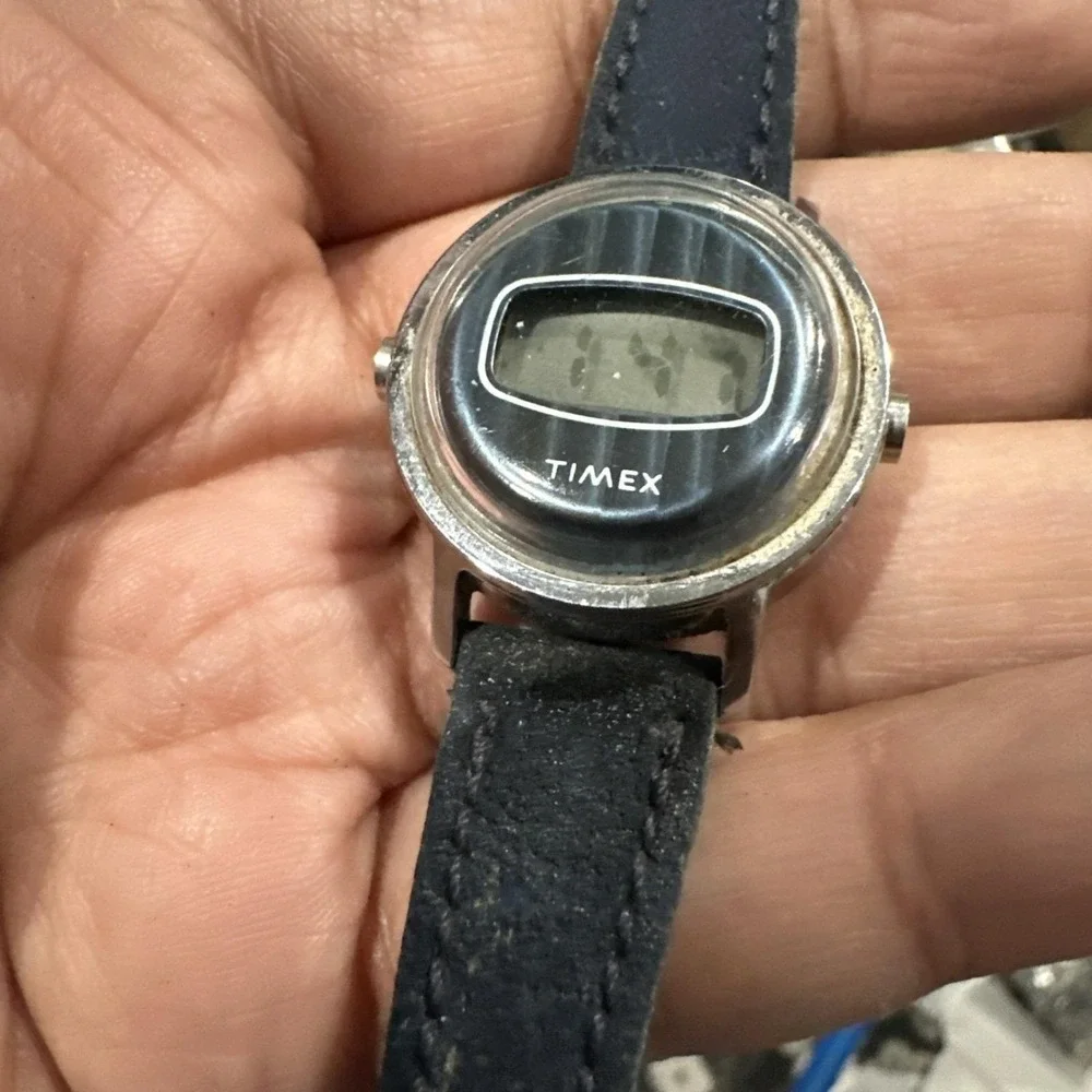 Working Vintage 1970s Ladies‎ Timex Digital Watch Blue Face Quartz 28mm Fit 6in